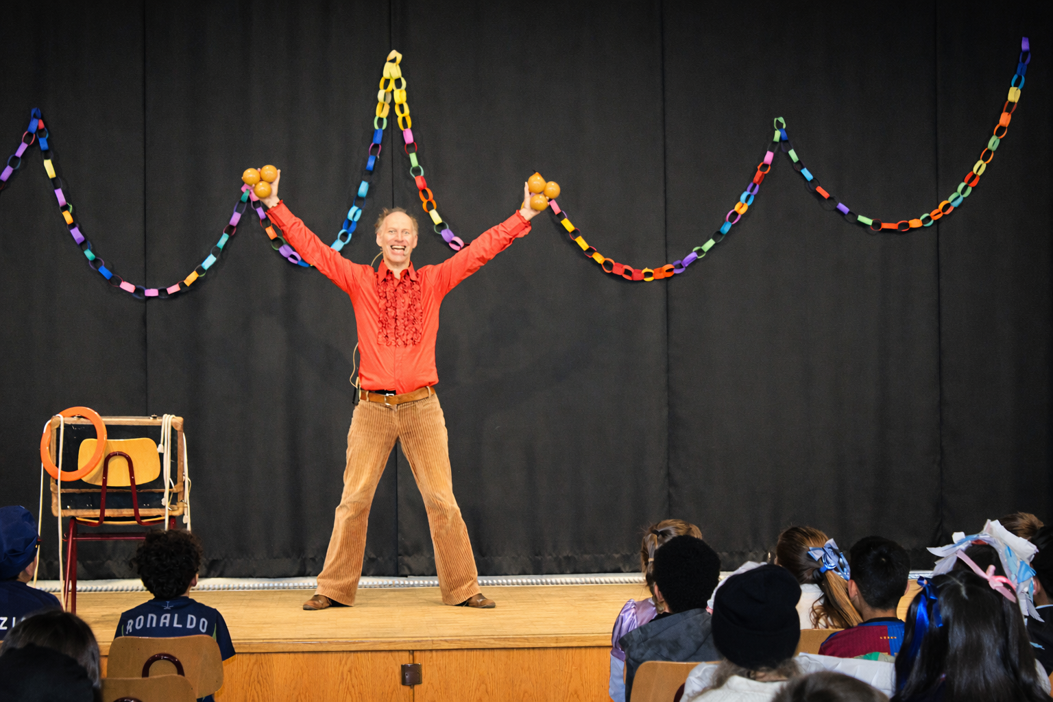 Zauberer für Kinder - Johannes Arnold jongliert